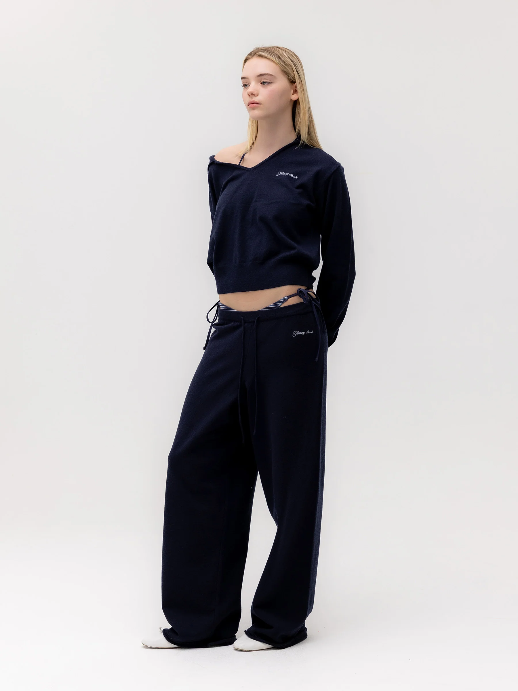 G HUG V-NECK KNIT HOODIE - Image 14