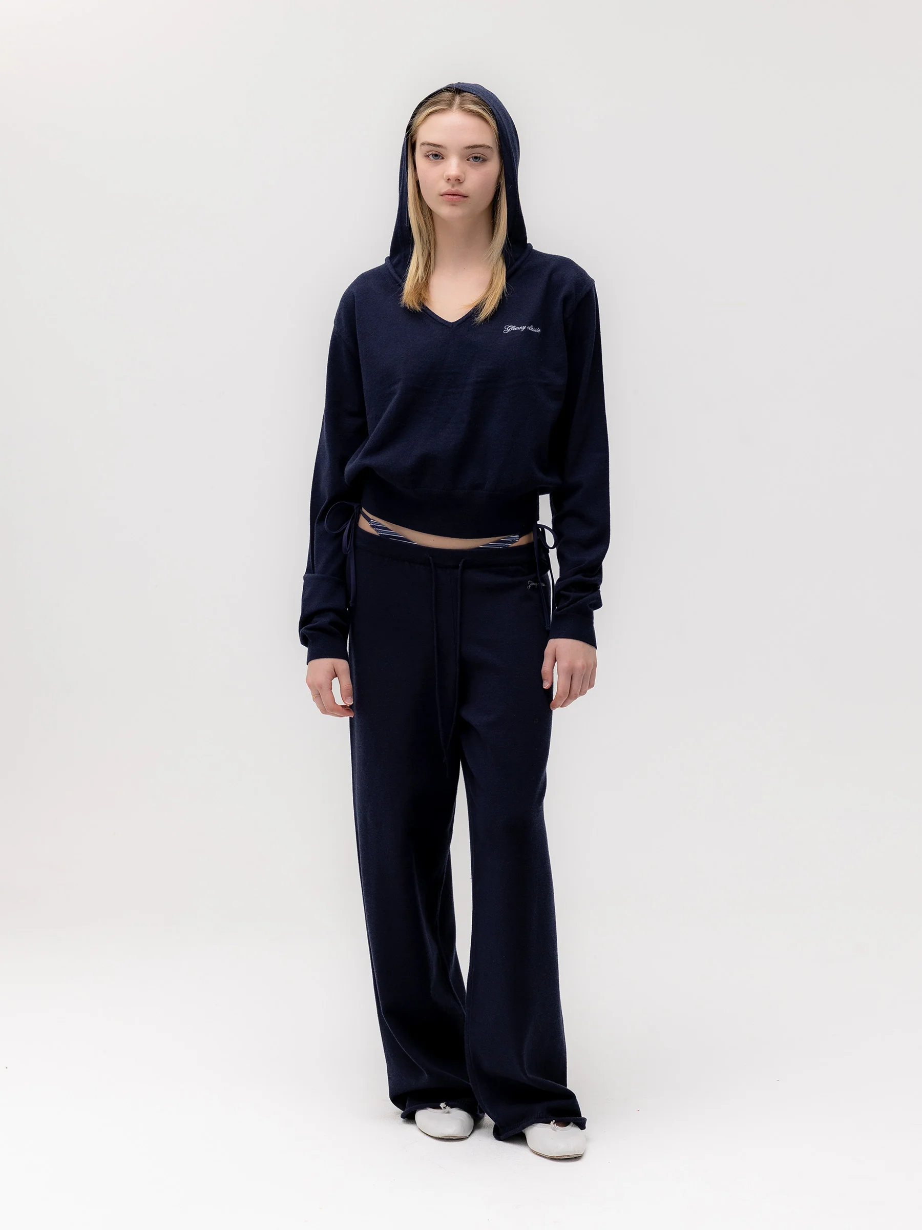 G HUG V-NECK KNIT HOODIE - Image 15